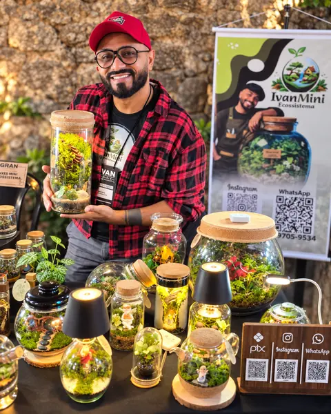 Ivan na feira com terrários e luminárias