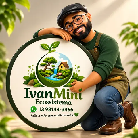 Ivan abraçando a placa com a logo IvanMini Ecossistema
