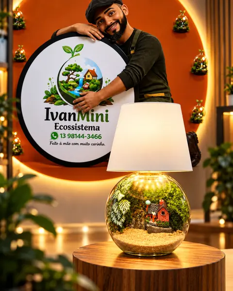 Terrário-abajur com cúpula clara e casinha vermelha